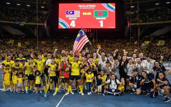 Pemain Harimau Malaya meraikan kemenangan selepas menewaskan pasukan Bangladesh pada perlawanan Kumpulan E, Pusingan Akhir Kelayakan Piala Asia 2023 di Stadium Nasional Bukit Jalil malam Selasa. - Foto Bernama