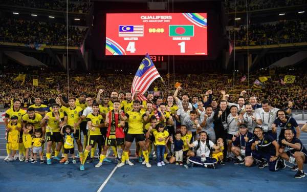 Pemain Harimau Malaya meraikan kemenangan selepas menewaskan pasukan Bangladesh pada Perlawanan Kumpulan E, Pusingan Akhir Kelayakan Piala Asia 2023 di Stadium Nasional Bukit Jalil pada Selasa. - Foto Bernama