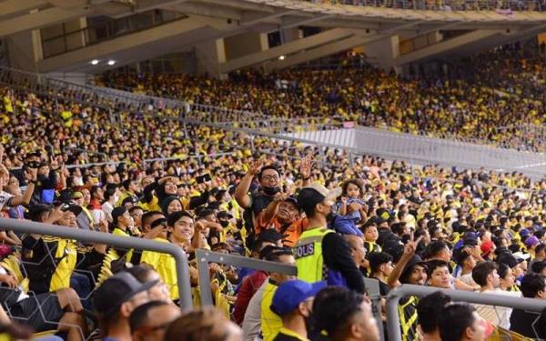 Sorakan tanpa henti penyokong tegar skuad kebangsaan, Ultras Malaya yang menggamatkan suasana di Stadium Nasional Bukit Jalil. - Foto FB Ahmad Faizal