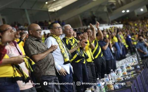 Hamidin (tiga dari kiri) hadir menonton aksi terakhir kumpulan E, Malaysia menentang Bangladesh di Stadium Nasional Bukit Jalil pada Selasa. - Foto: FAM