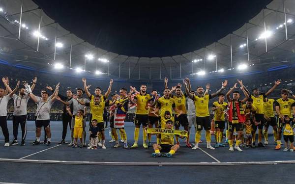 KUALA LUMPUR, 14 Jun -- Pemain Harimau Malaya meraikan kemenangan selepas menewaskan pasukan Bangladesh pada Perlawanan Kumpulan E, Pusingan Akhir Kelayakan Piala Asia 2023 di Stadium Nasional Bukit Jalil malam ini.
Keputusan penuh Malaysia 4 - 1 Bangladesh.
--fotoBERNAMA (2022) HAK CIPTA TERPELIHARA