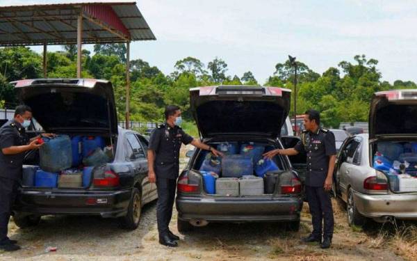 Taktik empat penyeludup membuat pergerakan secara berkumpulan dengan membeli petrol di beberapa stesen minyak di sekitar negeri ini berjaya dipatahkan oleh KPDNHEP Kelantan pada awal pagi Rabu.