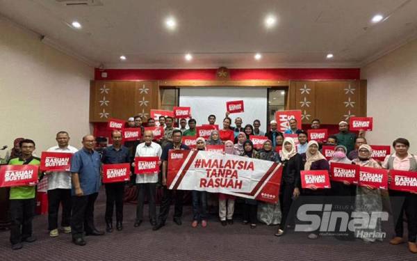 Jawatankuasa Rasuah Busters Kedah bergambar bersama wakil-wakil NGO selepas pertemuan kali pertama di sebuah hotel pada malam Selasa.