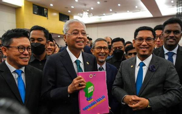 Perdana Menteri Datuk Seri Ismail Sabri Yaakob menerima buku Aspirasi Belia Keluarga Malaysia daripada Menteri Belia dan Sukan Datuk Seri Ahmad Faizal Azumu (dua, kanan) selepas sesi Persidangan Parlimen Belia Malaysia Tahun 2022 pada Rabu. Foto Bernama