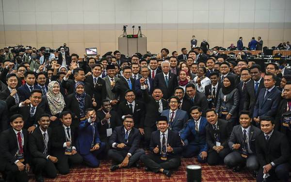 Ismail Sabri (tengah) pada sesi bergambar bersama para Perwakilan selepas sesi Persidangan Parlimen Belia Malaysia Tahun 2022 hari ini. Foto Bernama