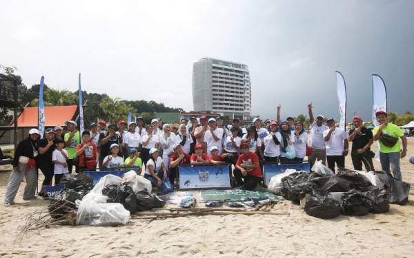 Pengarah Kanan Bahagian Domestik dan Acara Tourism Malaysia Iskandar Mirza Mohd Yusof dan pereka fesyen Hatta Dolmat bergambar bersama peserta dari Tourism Malaysia dan Miss Universe Malaysia 2022 selepas melakukan aktiviti kutipan sisa sampah yang boleh dikitar semula di sekitar persisiran pantai sempena program 'Beach Clean-Up, Road To KL Fashion Week 2022, pada Khamis. - Foto Bernama