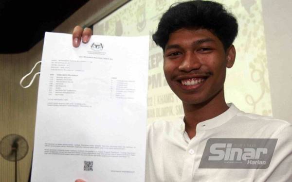 Muhammad Azeem gembira menunjukkan keputusan cemerlang SPM 2021 yang diperolehinya pada Khamis.