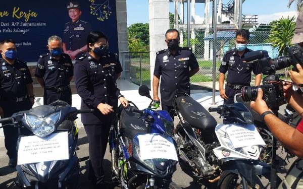 Shafa'aton (tengah) menunjukkan motosikal yang berjaya ditemui di IPD Sungai Buloh di sini pada Khamis.