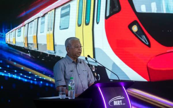 Perdana Menteri Datuk Seri Ismail Sabri Yaakob ketika berucap pada Majlis Pelancaran MRT Laluan Putrajaya Fasa Satu di Stesen MRT Kampung Batu, pada Khamis.
KUALA LUMPUR, June 16 -- Prime Minister Datuk Seri Ismail Sabri Yaakob speaks at the launching ceremony of the MRT Putrajaya Line Phase 1 at Kampung Batu MRT station here today.
--fotoBERNAMA (2022) COPYRIGHT RESERVED