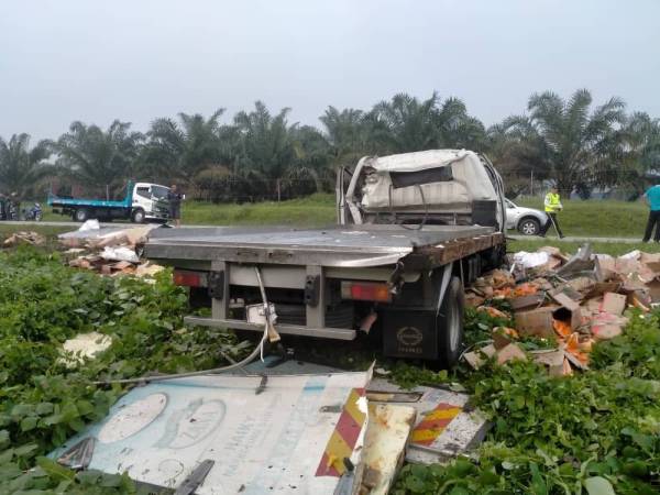 Seorang pegawai AADK maut selepas motosikal ditunggangnya bertembung dengan sebuah lori di Kilometer 1.5 Jalan Perani-Lok Heng, Kota Tinggi pada Khamis.