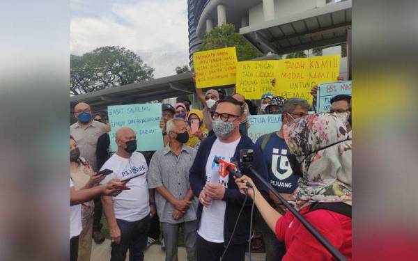 Lebih 50 penduduk Kampung Sungai Baru turut hadir ke ibu pejabat SPRM.