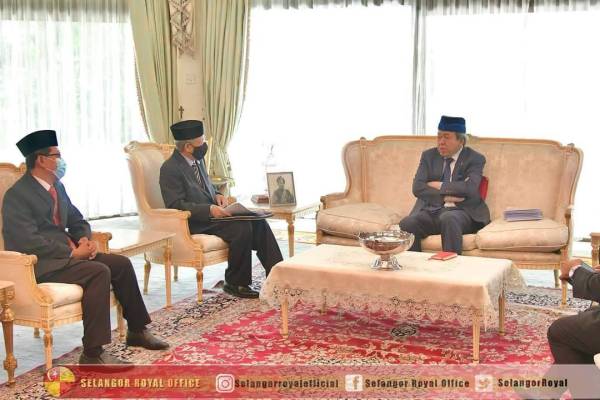 Ahmad Yunus (kiri) menghadap Sultan Sharafuddin di Istana Bukit Kayangan pada Rabu. - Foto Facebook Selangor Royal Office