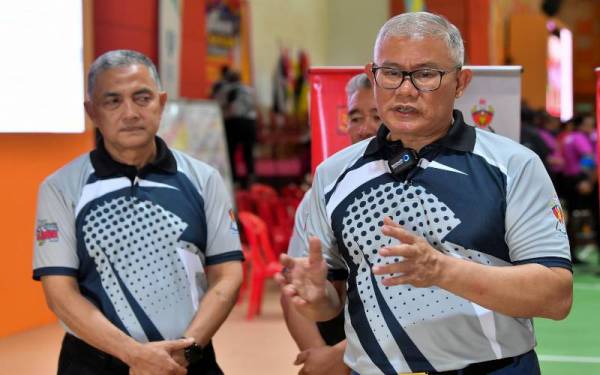 Mohammad Hamdan (kanan) ketika bertemu pengamal media pada Kejohanan Sepak Takraw Piala Ketua Pengarah JBPM pada Khamis. - Foto Bernama
