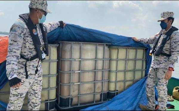 Antara bekalan minyak tanpa kebenaran yang dikesan berhampiran perairan di Pelabuhan Klang pada Jumaat.