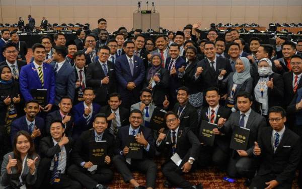 Ahmad Faizal ketika bersama para Perwakilan selepas Persidangan Parlimen Belia Malaysia 2022 pada Khamis. - Foto Bernama