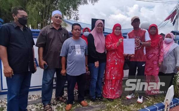 Noran Zamani (tiga dari kanan) bersama Puteri dan Wanita UMNO Bahagian Pokok Sena menunjukkan laporan polis dibuat di balai polis Pokok Sena pada Khamis.