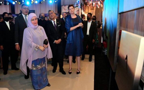 Raja Permaisuri Agong Tunku Hajah Azizah berkenan melihat ruang pameran pada Majlis ‘The Queen’s Platinum Jubilee Celebration' di Kuala Lumpur Golf and Country Club (KLGCC) pada Khamis. - Foto Bernama