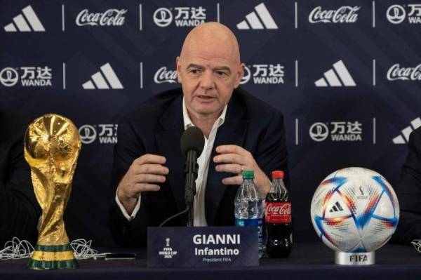 Infantino ketika sidang media mengumumkan 16 bandar yang akan menganjurkan Piala Dunia 2026. - Foto AFP