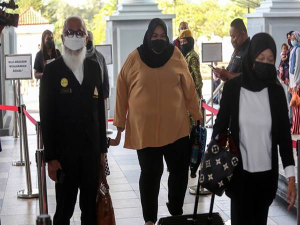 Siti Bainun (tengah) hadir di Kompleks Mahkamah Kuala Lumpur pada Jumaat bagi menghadiri sambung bicara pertuduhan yang dihadapinya melibatkan pengabaian seorang remaja perempuan Sindrom Down berusia 13 tahun. - Foto Bernama
--fotoBERNAMA (2022) HAK CIPTA TERPELIHARA