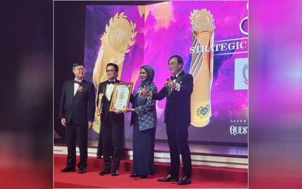 Rizal (dua dari kiri) menerima anugerah BrandLaurette SMEs BestBrand Awards 2022 on Strategic Business Partner daripada Timbalan Menteri di Jabatan Perdana Menteri (Tugas-tugas Khas), Datuk Mastura Mohd Yazid (tiga dari kiri) pada majlis tersebut, 2 Jun lepas.