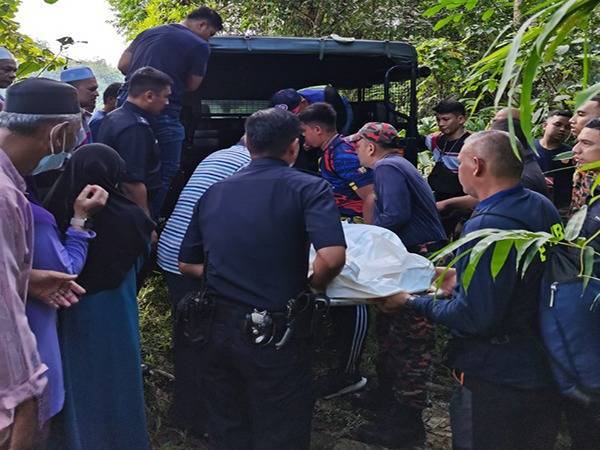 Mayat salah seorang mangsa diusung menuju kenderaan polis untuk dibawa ke hospital bagi tindakan lanjut.