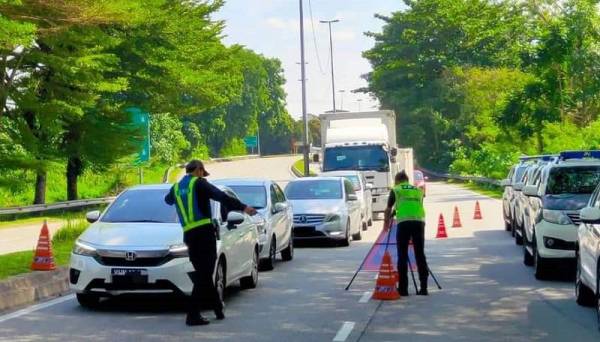 Antara kenderaan yang diperiksa sepanjang Op Kenderaan Persendirian di Bandar Kinrara, Puchong, Selangor pada Khamis.