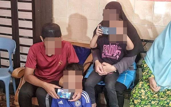 Empat beradik tidak mahu berpisah selepas ibu mereka meninggal dunia, baru-baru ini.