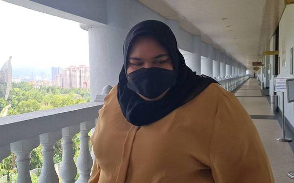 Siti Bainun hadir di Mahkamah Sesyen Kuala Lumpur bagi prosiding kes menganiaya seorang remaja perempuan berusia 13 tahun dikenali Bella pada Jumaat.