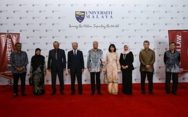 Ismail Sabri (lima dari kanan) bersama alumni Fakulti Undang-Undang Universiti Malaya pada Majlis Perayaan Jubli Emas fakulti itu pada Jumaat.