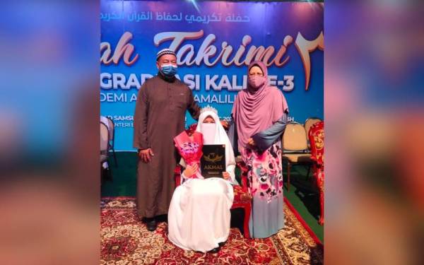 Wan Nur Farzana Wan Mohamad Rafi, 13, (kiri) bersama keluarga dan ibu bapanya.