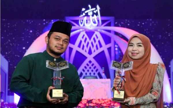 Aiman Ridhwan (kiri) bersama Sofiyah (kanan) pada Majlis Perasmian Penutupan dan Pengurniaan Hadiah Majlis Tilawah dan Hafazan Al-Quran Peringkat Kebangsaan 2022 di Dewan Besar Pusat Islam Iskandar, pada Jumaat - Foto Bernama 