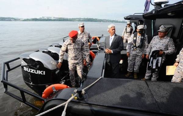 Mohd Zubil (depan) melihat bot yang diterima pihak maritim Johor ketika Majlis Penyerahan bot RHFB Kelas Perkasa di Terminal Feri Antarabangsa Stulang Laut, Johor Bahru pada Sabtu.