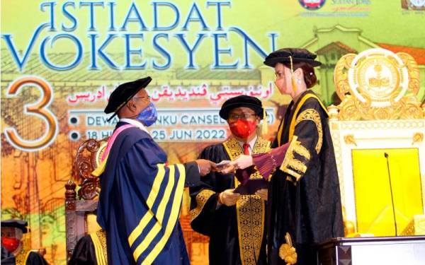 Raja Permaisuri Perak, Tuanku Zara Salim (kanan) yang juga Canselor Universiti Pendidikan Sultan Idris (UPSI) berkenan menganugerahkan Doktor Falsafah kepada K.Govidasamy (kiri) pada Istiadat Konvokesyen ke-23 UPSI di Dewan Tuanku Canselor UPSI, pada Sabtu. - Foto Bernama 