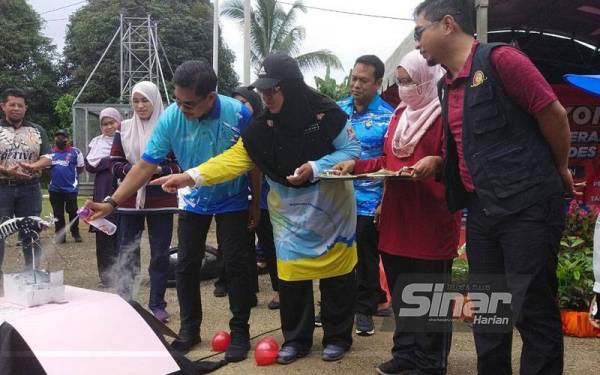 Dr Nor Azimi (depan, tiga dari kanan) mengiringi Hamdan (kiri) menyempurnakan gimik perasmian Program Gotong-Royong Mega 1.0 Perangi Aedes 2022 Peringkat Negeri Pahang di Taman Impianku, Jalan Sungai Lembing pada Sabtu.