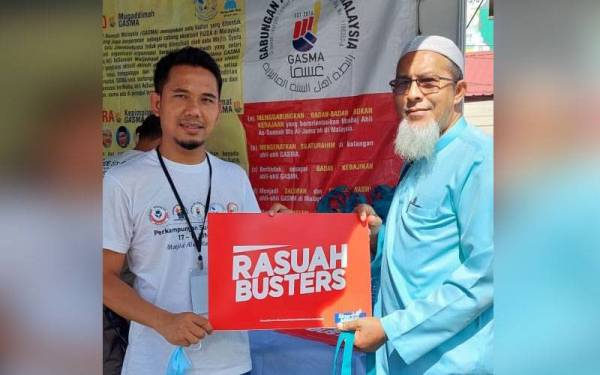 Firdaus Akbar (kiri) memberi plakad Rasuah Busters kepada peserta Program Perkampungan Sunnah Siri ke-7 di Masjid Alwi.