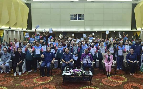 Ismail (duduk, tiga dari kanan) bergambar bersama para peserta pada PEKB Tahun 2022 di sebuah hotel pada Sabtu. - Foto Bernama