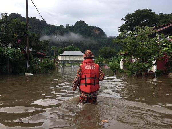 Hujan lebat dan angin kencang menyebabkan beberapa kawasan di sekitar Bandaraya Ipoh dilanda banjir kilat petang Sabtu. - Foto Bomba Perak