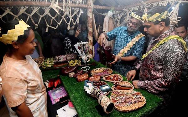 Dr Santhara Kumar (kanan) membuat lawatan ke tapak pameran ketika hadir ke Majlis Perasmian ASEAN Cultural Digital Ambassador Transformation Programme 2022: Unity in Bytes di Perkampungan Budaya Mah Meri, Pusat Kraf Orang Asli, Sungai Bumbum, Pulau Carey, Banting pada malam Sabtu. - Foto Bernama