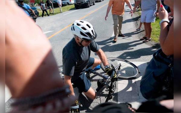 Joe Biden jatuh di hadapan orang ramai di Pantai Rehoboth, Delaware pada Sabtu. - Foto AFP