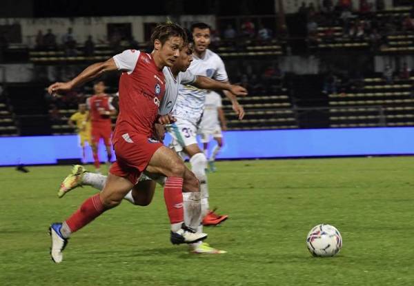 Penyerang pasukan Sabah FC, Taiki Kagayama (kiri) melepasi benteng pertahanan pasukan Sri Pahang FC untuk menjaringkan gol kedua tuan rumah dalam saingan Liga Super Malaysia 2022 di Stadium Likas malam Sabtu. - Foto Bernama
