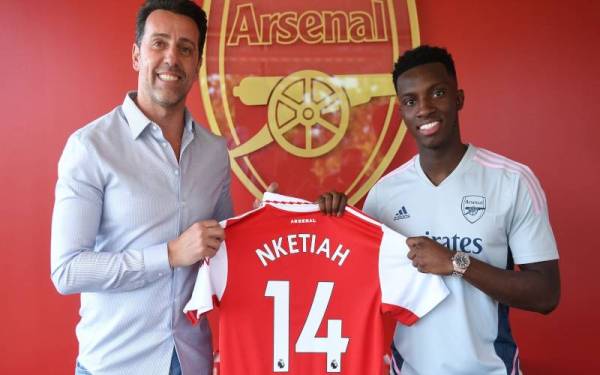 Nketiah (kanan) diberikan penghormatan menggunakan nombor 14 pada jersinya bagi saingan Liga Perdana Inggeris (EPL), setelah menandatangani kontrak jangka masa panjang bersama The Gunners. - Foto Skysports