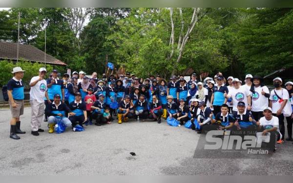 Sebahagian peserta bergambar pada Majlis Pelancaran Inisiatif Pemuliharaan Hutan Bakau Yayasan CIMB - UKM di Taman Alam Kuala Selangor di sini pada Ahad.