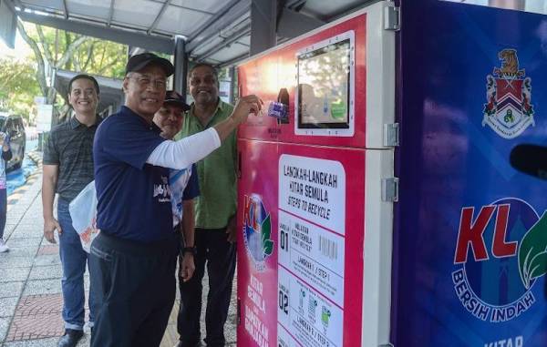 Mahadi merasmikan mesin automatik bagi barang kitar semula 'Recycling Reverse Vending Machine' (RRVM) berhadapan bangunan Menara DBKL 2, Jalan Raja Laut pada Ahad. - Foto Bernama