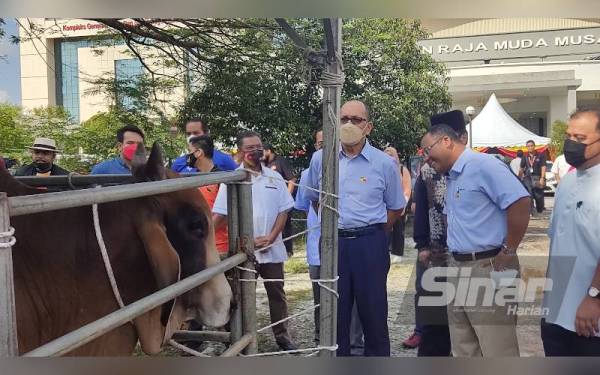 Amirudin (dua dari kanan) bersama Exco Infrastruktur, Kemudahan Awam dan Pemodenan Pertanian Selangor, Izham Hashim ketika melawat tapak pameran lembu dan kambing di hadapan DRMM pada Ahad.