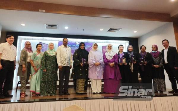 Zuraida (tengah) bersama sebahagian barisan panel yang terlibat dalam program Pemerkasaan Wanita di Peringkat Akar Umbi pada Ahad.