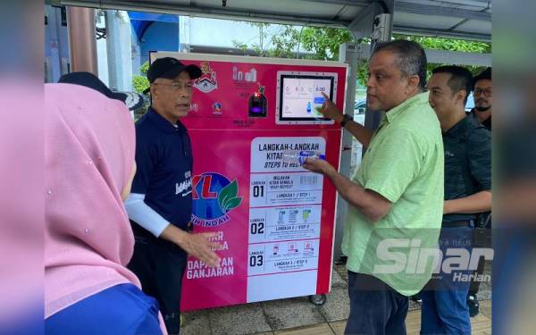 Mahadi (dua dari kiri) melancarkan mesin RRVM di perhentian bas berhampiran Menara DBKL 2, Kuala Lumpur pada Ahad.