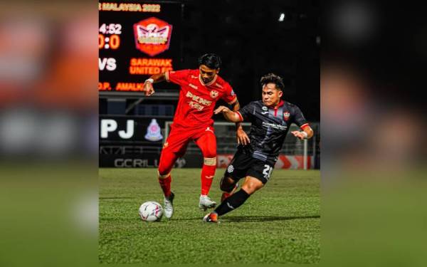 Pemain Selangor FC, Mukhairi Ajmal Mahadi mengawal bola walaupun cuba diasak pemain Sarawak United pada aksi Liga Super di Stadium MBPJ pada malam tadi. - Foto Facebook Selangor FC