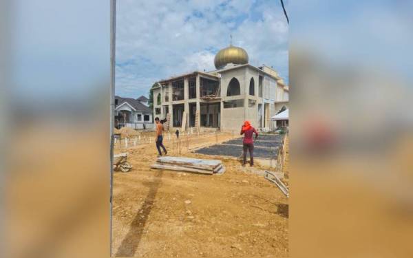 Masjid Ar-Rahman yang baharu di Kampung Chempaka, Kota Bharu yang masih dalam pembinaan dijangka siap pada penghujung tahun ini.