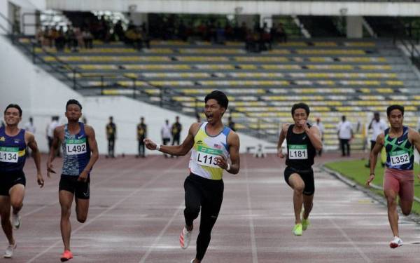 Azeem (tengah) meraikan kejayaannya memenangi acara 100m lelaki Terbuka Perak 2022 di Stadium Perak pada Sabtu. - Foto Bernama