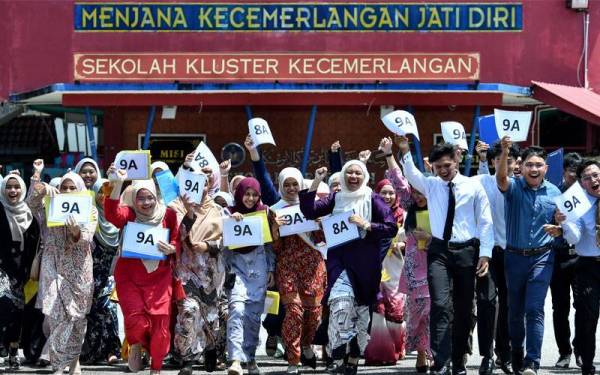 Reaksi pelajar Sekolah Menengah Sains Kuala Terengganu meraikan kejayaan memperoleh keputusan cemerlang SPM 2021 semasa ditemui di Kuala Terengganu pada Khamis. - Foto Bernama